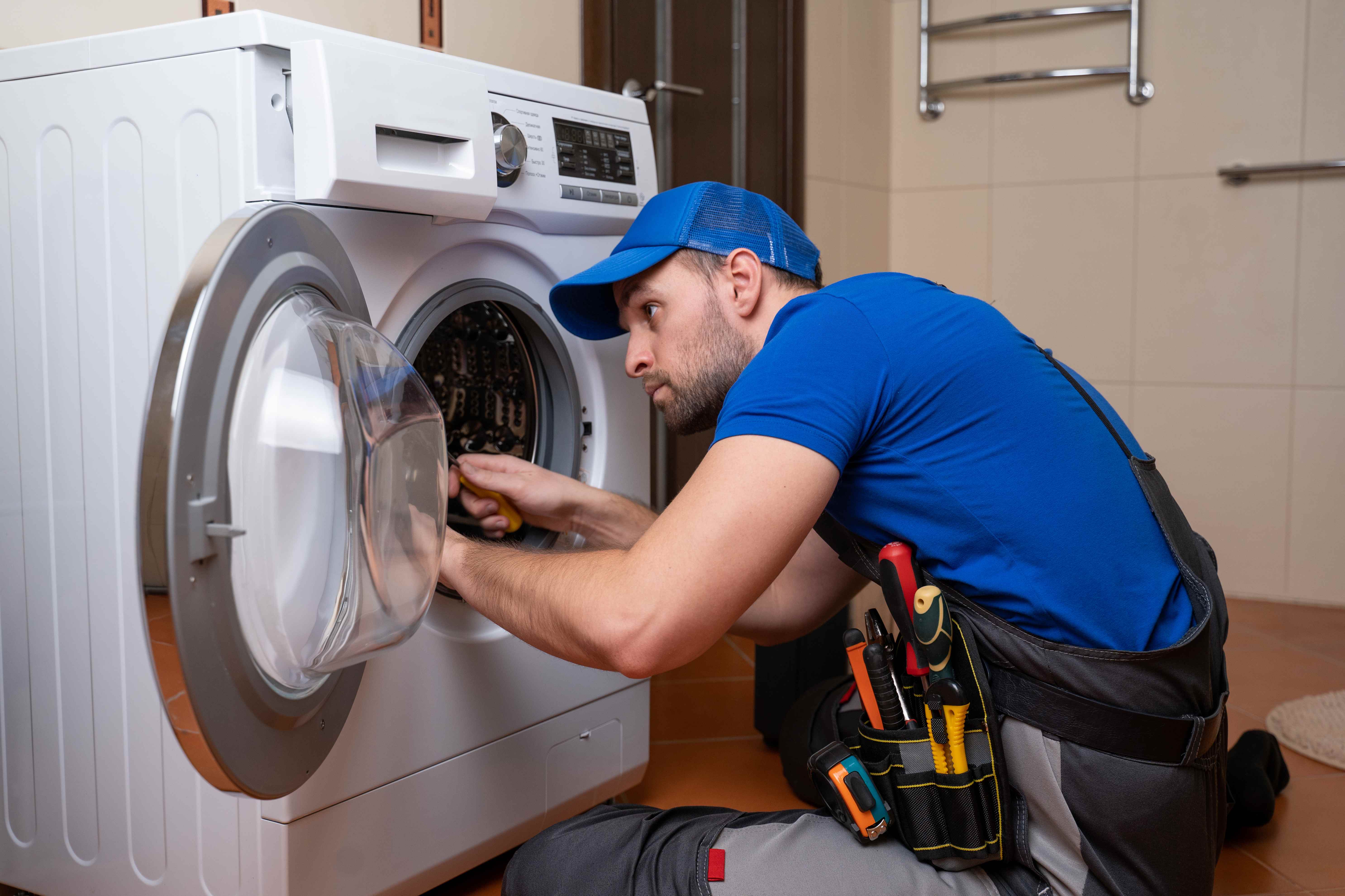 Appliance repair technician in Marshfield, MA